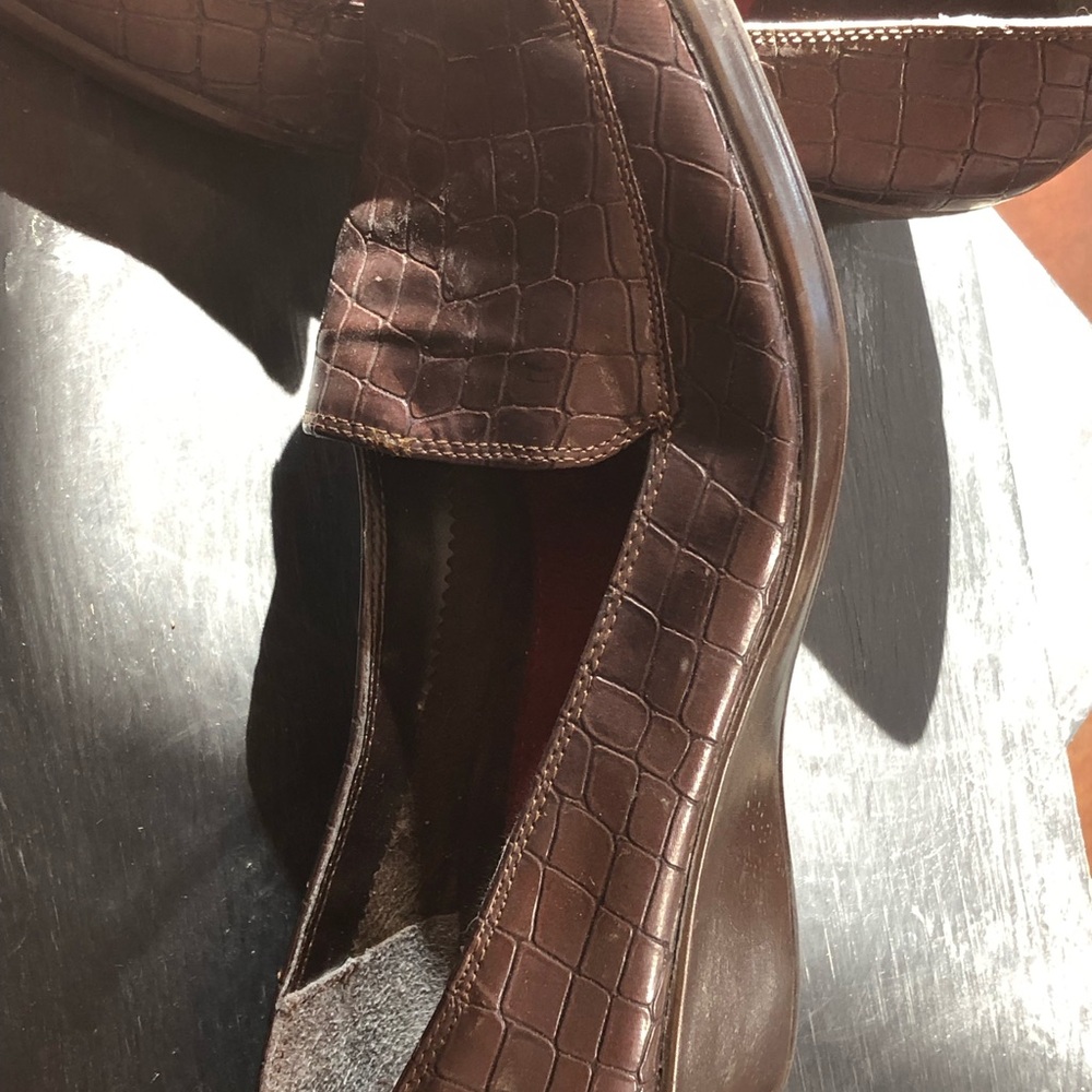 Comfy mid-brown wedgies